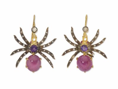 une photo d'une paire de boucles d'oreilles en forme d'araignée, ornées d'améthore et de diamants