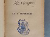 un livre ouvert avec une écriture dessus, posé sur une table
