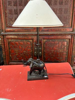 une table rouge sur laquelle se trouve une lampe et une table rouge sur laquelle se trouve une lampe