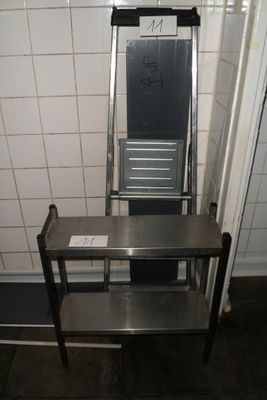 une table en métal sur laquelle est posé un miroir, dans une salle de bains