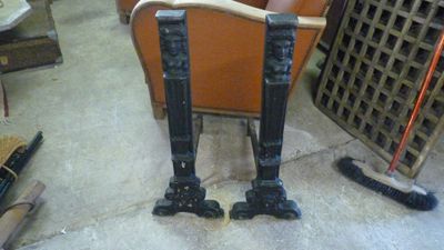 une paire de skis posée sur une chaise dans une pièce