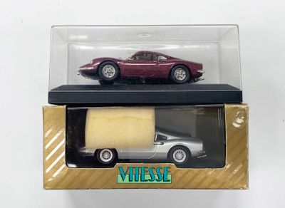 une boîte contenant une petite voiture