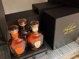 une vitrine sur laquelle sont posées quatre bouteilles d'alcool
