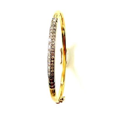 gros plan d'une bague en or avec des diamants sur fond blanc