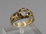 Gros plan sur une bague en or ornée d'un diamant