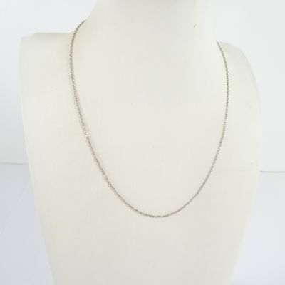 gros plan d'un collier sur un mannequin mannequin