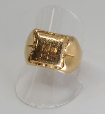 une photo d'une bague en or posée sur un présentoir transparent