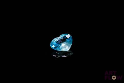 gros plan d'un diamant bleu sur une surface noire