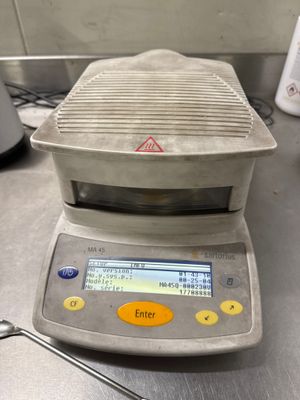 une photo d'une balance numérique posée sur un plan de travail de cuisine
