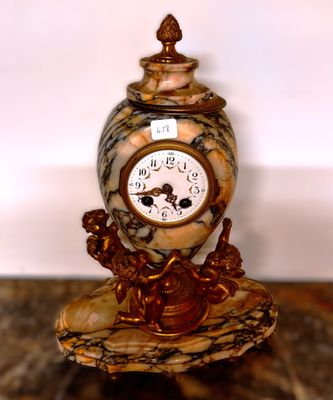 Horloge en marbre et angelot H 42 cm