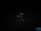 gros plan d'un diamant bleu sur une surface noire