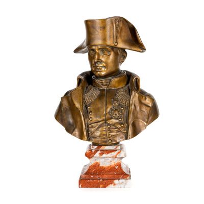statue représentant le buste d'un homme coiffé d'un chapeau, posée sur un socle en marbre