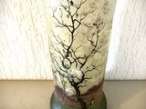 un vase en verre orné d'un arbre, posé sur une table