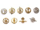 Plusieurs types de badges sont présentés sur un fond blanc