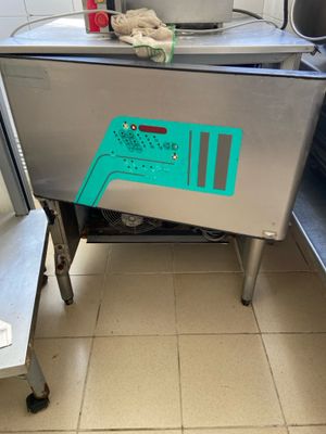 un appareil qui se trouve dans une cuisine et sur lequel sont posés plein d'objets