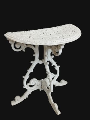 une image représentant une table blanche avec un plateau blanc sur fond noir