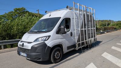 un camion blanc qui roule sur la route