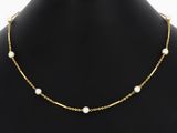 un collier en or orné de perles sur un mannequin