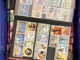 une boîte bleue contenant tout un tas de livres