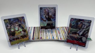 plusieurs cartes sont empilées les unes sur les autres sur une table