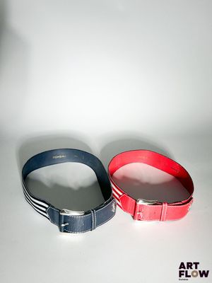 deux bracelets posés sur une table