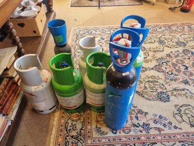 beaucoup de produits d'entretien par terre dans le salon
