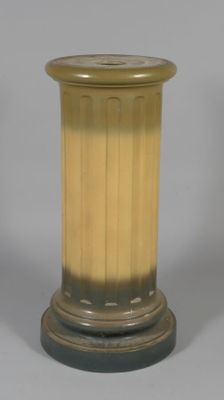 un vase surmonté d'une horloge