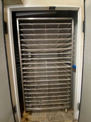 une image d'un four commercial dans une cuisine commerciale