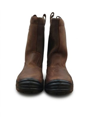 une paire de bottes en cuir marron sur fond blanc