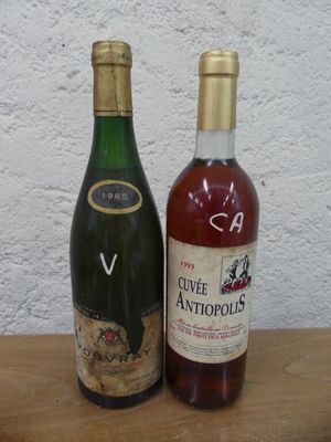 deux bouteilles de vin posées sur une table l'une à côté de l'autre