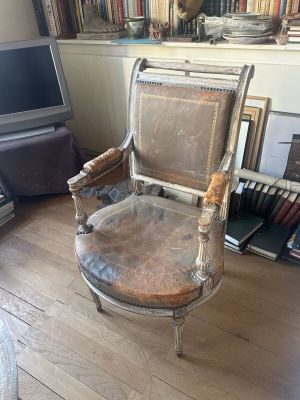 une chaise qui se trouve au milieu d'une pièce