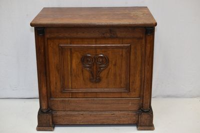 COFFRE en bois naturel à demi-colonnes, style Empire.