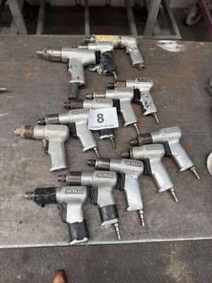 un grand nombre d'outils posés sur une table