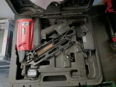 un outil dans la mallette posée sur le sol
