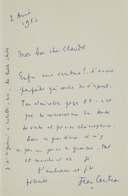un gros plan d'un morceau de papier sur lequel on a écrit