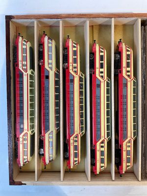 beaucoup de petits trains qui sont dans une boîte
