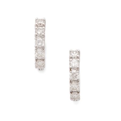 une paire de boucles d'oreilles en diamant sur fond blanc