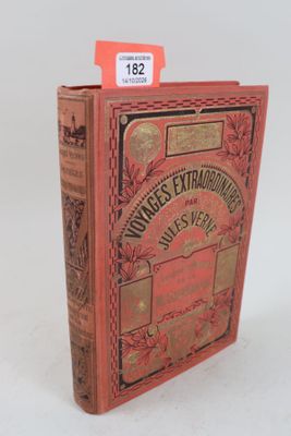 un vieux livre à la couverture rouge posé sur une table