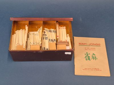 une boîte d'allumettes et un livre sur la table