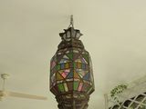une lampe suspendue au plafond d'une pièce