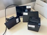 trois appareils électroniques posés côte à côte sur une table