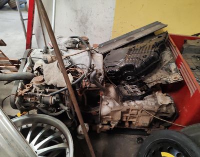 un moteur de voiture qui traîne dans le garage
