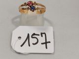 Gros plan sur une bague avec une étiquette de prix.