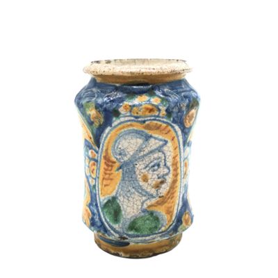 un vase bleu et jaune sur lequel est représentée une femme