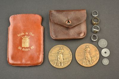 un étui en cuir contenant des pièces de monnaie, avec un porte-clés à côté