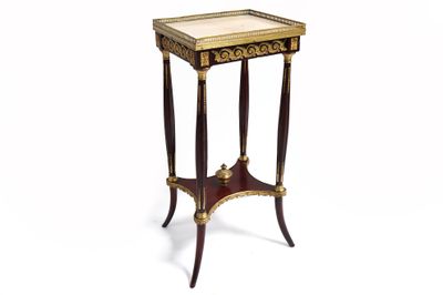 une petite table avec un plateau en marbre