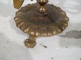 une bougie posée sur une table