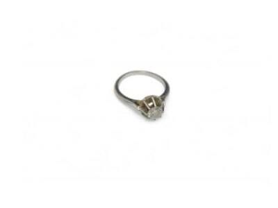 Bague solitaire en or gris 18K (750) sertie d'un diamant ron…