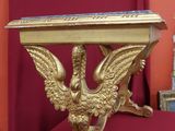 une table en or sur laquelle est posé un oiseau
