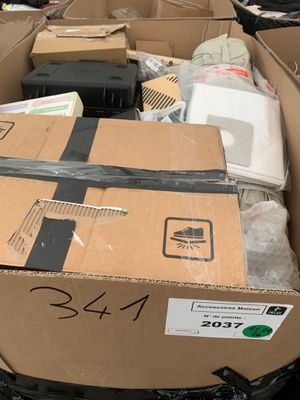 une boîte en carton remplie de matériel électronique dans une pièce